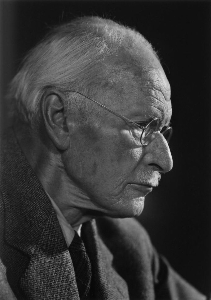 Fparrhesia's tweet image. İki kişiliğin buluşması, iki kimyasal maddenin teması gibidir: Eğer bir tepkime olursa, her ikisi de dönüşür. 

—Carl Gustav Jung