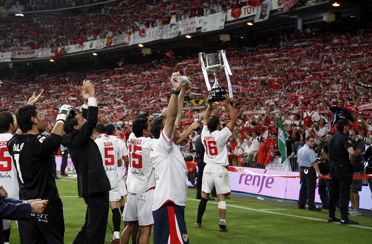 #TalDiaComoHoy en 2007, 80.000 Sevillistas tiñeron de Rojiblanco el Estadio Santiago Bernabéu en la #FinalCopa ante el #Getafe en #Madrid.

#SevillaFC #eterno16 #Sevillahoy
