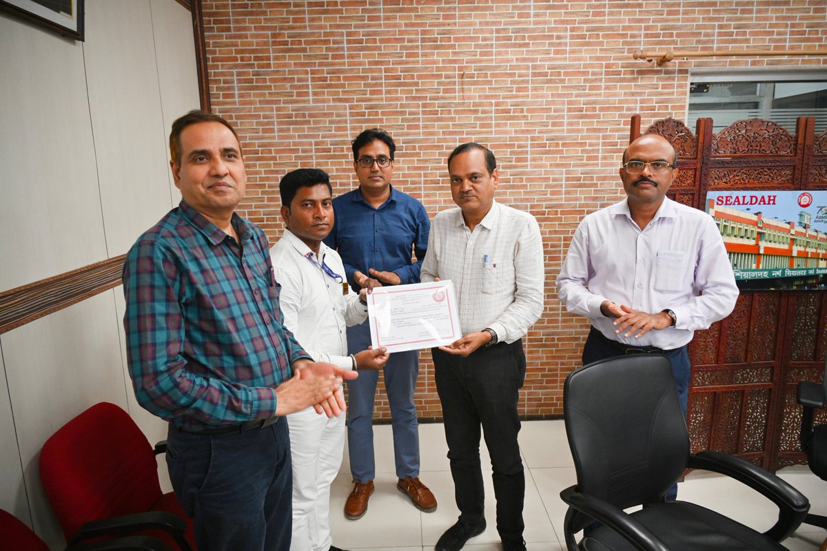 Sri Arun Kahar, Sr. Passenger Train Manager, working under Sr.DOM/Sealdah has been conferred Safety award by DRM/Sealdah for his vigilance and presence of mind. While operating Train no.33659 Habra Local, he halted the train at Bamangachi Station PF no.3.