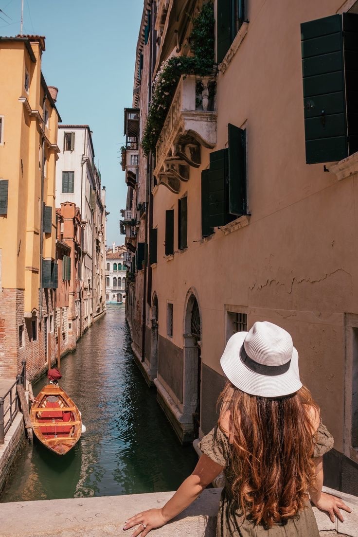 Unutmadım unutamam
Kara sevdam merak etme.
Yaşamaksa yaşadım lâkin
Canımın çoğu kaldı sende..

— Sezen Aksu #sezenaksu