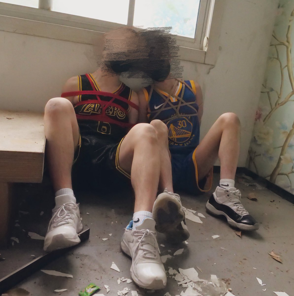 丛林奇遇：小蓝最终也被绑了起来，难兄难弟最终在这荒郊野外无法逃离，天色渐渐黑了下来，大坏蛋终于要肆意的享用这两个猎物了！