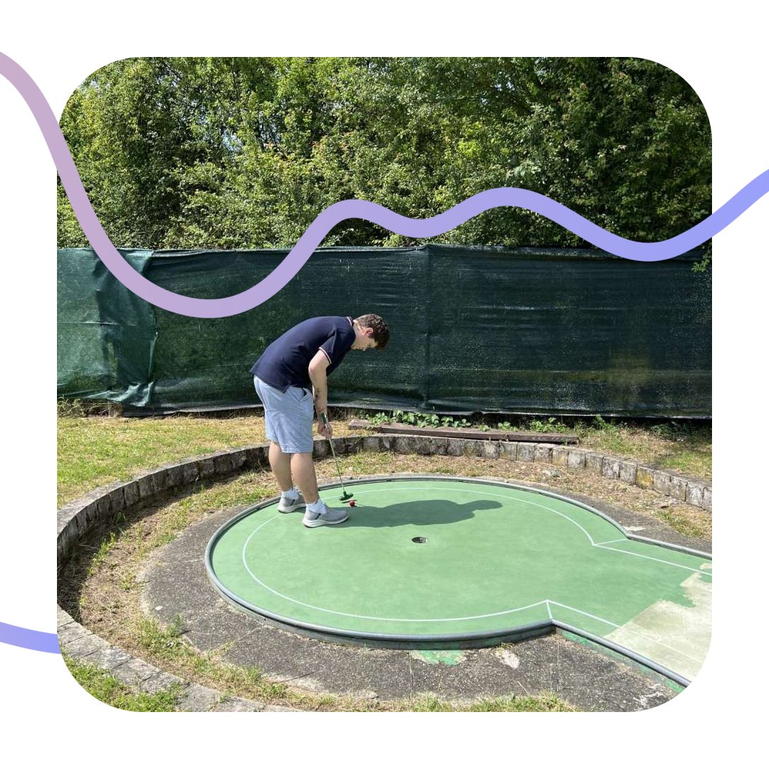 Minulý týden jsme změřili síly na   celofiremním teambuildingovém turnaji v mini golfu. Výkony Uly, Martina a   Růženy ale na jamkách nikdo nepřekonal 😊 
 
  Díky všem zúčastněným za krásný slunečný den!