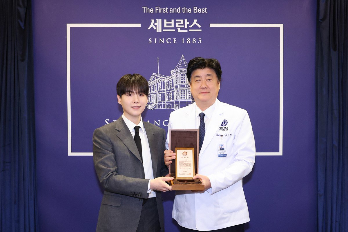 SUGAIndoFanbase's tweet photo. Tahukah kamu?

MIND adalah program pelatihan sosial berbasis musik yang dikembangkan langsung oleh Min Yoongi bersama Profesor Cheon Geun-ah. 

MIND (Music, Interaction, Network, dan Diversity) merupakan empat pilar utama dalam pendekatan program ini. Lewat MIND, anak-anak dengan spektrum autisme diajak untuk bermain alat musik, bernyanyi, menulis lirik, dan mengekspresikan perasaan mereka. Bukan sekadar terapi biasa, MIND menciptakan ruang aman untuk belajar berinteraksi, mengenali ritme sosial, dan menemukan suara mereka sendiri.

Dari bulan Maret hingga Juni, Yoongi datang langsung setiap akhir pekan. Ia bermain gitar bersama anak-anak, mengarahkan irama, hingga mengajari mereka menciptakan harmoni tak hanya dalam musik, tapi juga dalam komunikasi.