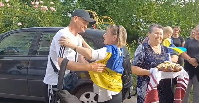 hochu_dodomu's tweet photo. Помер військовий, який цими днями повернувся додому з полону
В інтернеті є щемне відео, на якому Сергія Добровольського з Рівненщини зустрічають земляки - короваєм і співом Гімну.
Сергій встиг обійняти маму. І помер.
Йому було 43(!!!) роки 
  На  світлинах  глибокий  старий... https://t.co/AaQ8aFYVv2