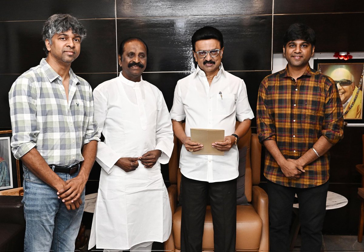 மாண்புமிகு முதலமைச்சர் திரு.  <a href="/mkstalin/">M.K.Stalin</a> அவர்களை கவிப்பேரரசு <a href="/Vairamuthu/">வைரமுத்து</a> அவர்கள் சந்தித்து, மாண்புமிகு முதலமைச்சர் அவர்கள் தலைமையேற்று வெளியிடும் “வள்ளுவர் மறை - வைரமுத்து உரை” நூல் வெளியீட்டு விழாவிற்கான முதல் அழைப்பிதழை வழங்கினார்.