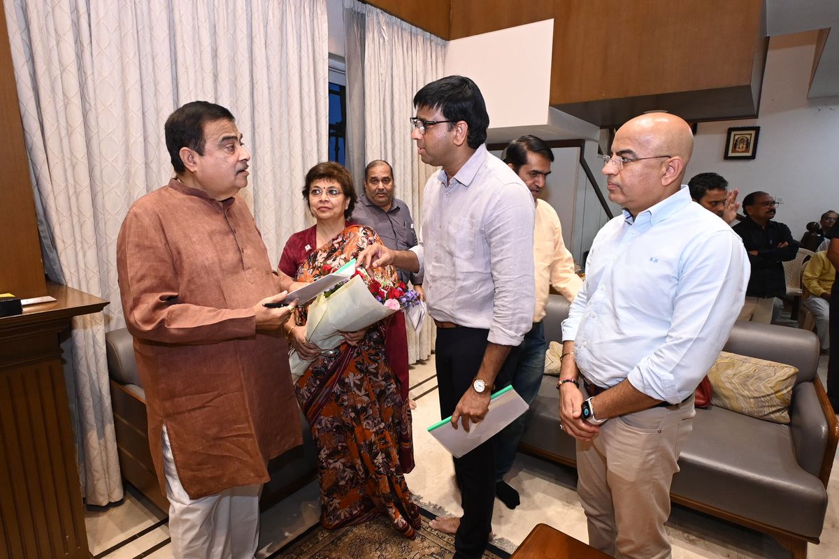 VedCouncil's tweet photo. VED Delegates met with Hon'ble Shri Nitin Gadkari Ji yesterday evening to discuss establishing the Indian Institute of Foreign Trade (IIFT) in Nagpur! 

#IIFTNagpur #NitinGadkari #VEDDelegates #ForeignTrade #VidarbhaEconomy #NagpurDevelopment #InvestmentOpportunities https://t.co/IhToQGDnEv