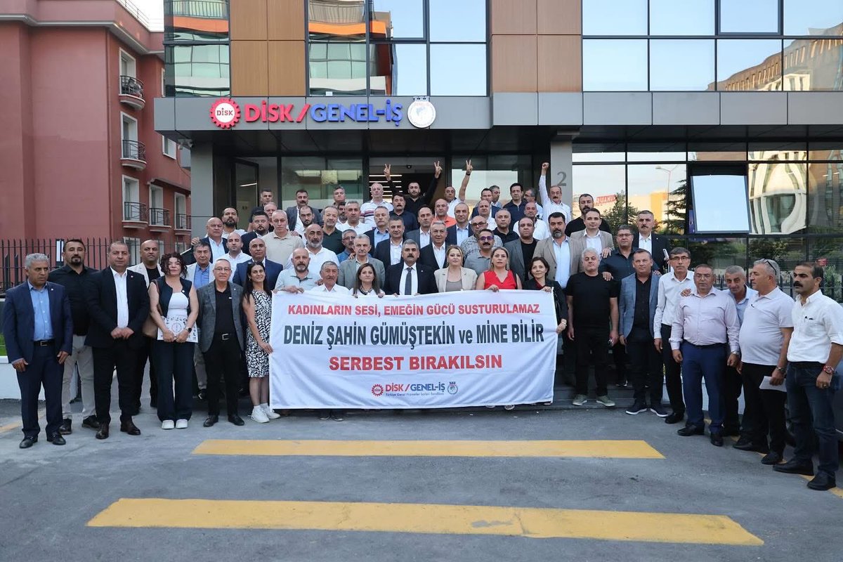 Sedatkenar35's tweet photo. Deniz Şahin Gümüştekin ve Mine Bilir emeği, barışı ve demokrasiyi savundukları için tutuklandılar.

Sendikamız, toplumsal muhalefetin onurlu sesi olduğu için hedefte.

Bu hukuksuzluğa sessiz kalmayacağız!
Derhal serbest bırakılmalıdırlar! https://t.co/PEObJvWKGX