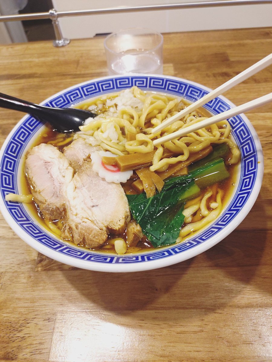 本日の麺上げはママでしたが安定のおいしさ。澄んだ煮干しスープに歯ごたえのある平打ちちぢれ麺。今日は大盛りにしました。
 #拉麺アイオイ