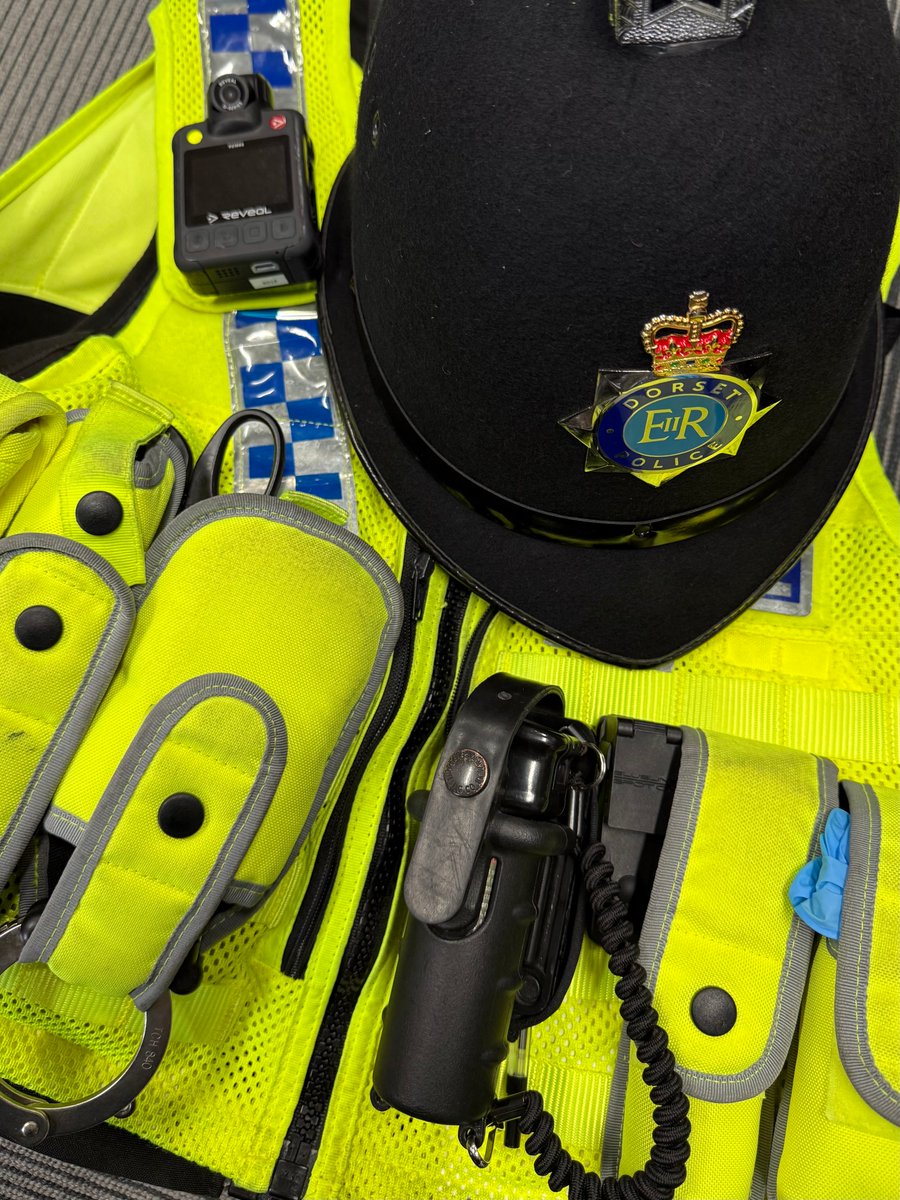 DorsetSpecials's tweet photo. #SpecialSergeant David and #SpecialConstables Paolo & Paul joined the NPT in Bournemouth to tackle antisocial behaviour on the seafront this weekend .
A large quantity of nitrous oxide โ a Class C drug โ was seized from members of the public.
#DorsetPolice #GoodSafeSummer https://t.co/RuR4NW6iEn