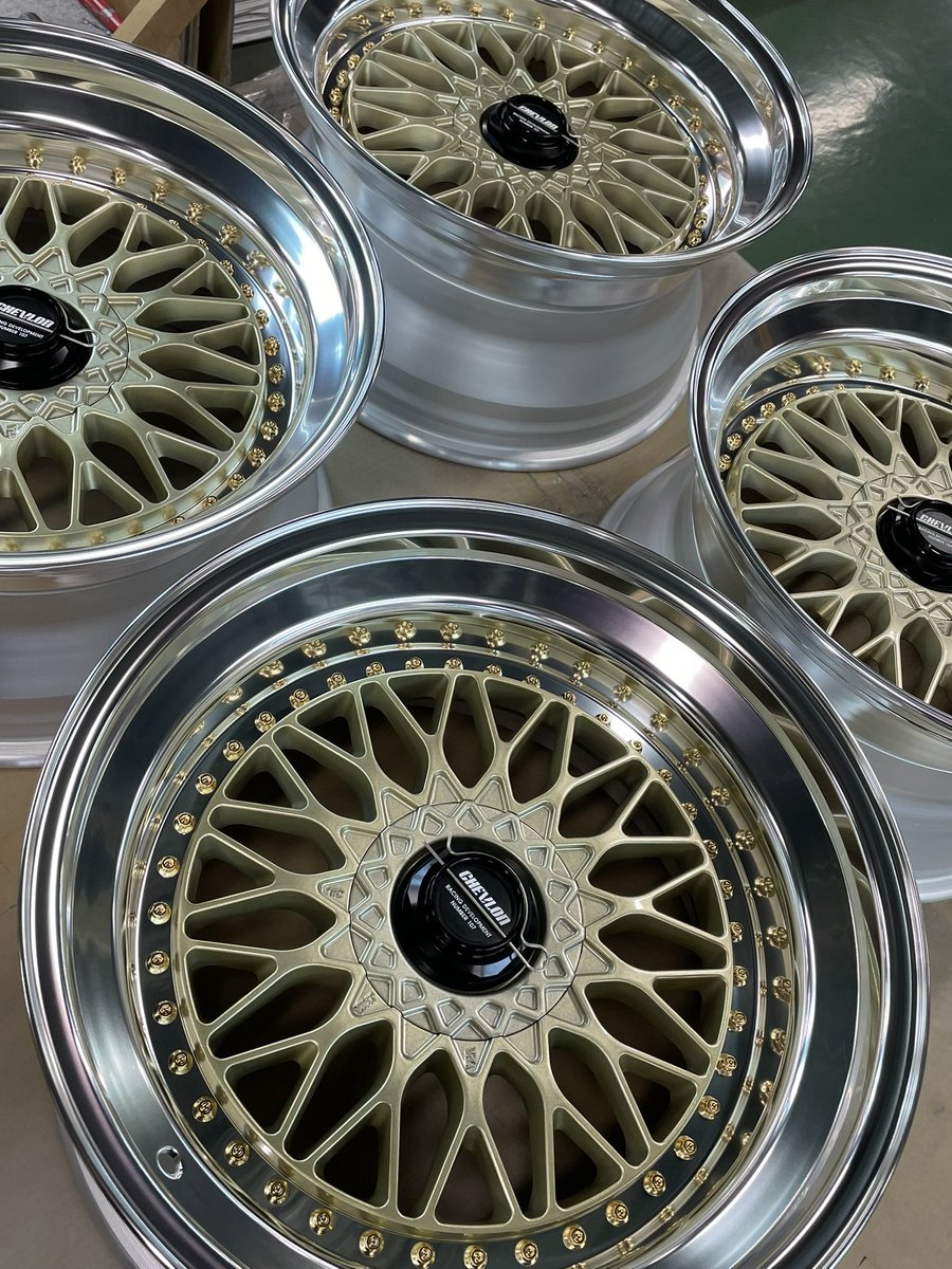 CHEVLON RACING M2 (COVERD)
カラーはプラチナゴールド
CAPはブラックアルマイトにホワイトロゴ
ピアスボルトはゴールドをチョイス。
2インチ分の衝撃「ダブルステップリム」がクラシックメッシュに馴染みます。
今ではレアな4穴114.3も対応可能です。

#シェブロンレーシング #旧車 #カスタムカー