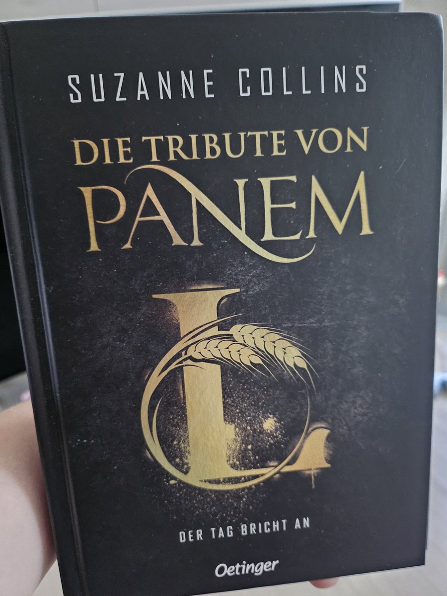 NabiKangGH's tweet image. Currently reading Haymitch's journey of #hungergames. Bought this one in Germany, I just love hardcover books. 

#writerfriendschallenge
Which book are  you currently reading?

#currentlyreadi̇ng
#panemtodaypanemtomorrowpanemforever 
#헝거게임 
#dystopianreads 
#dystopie