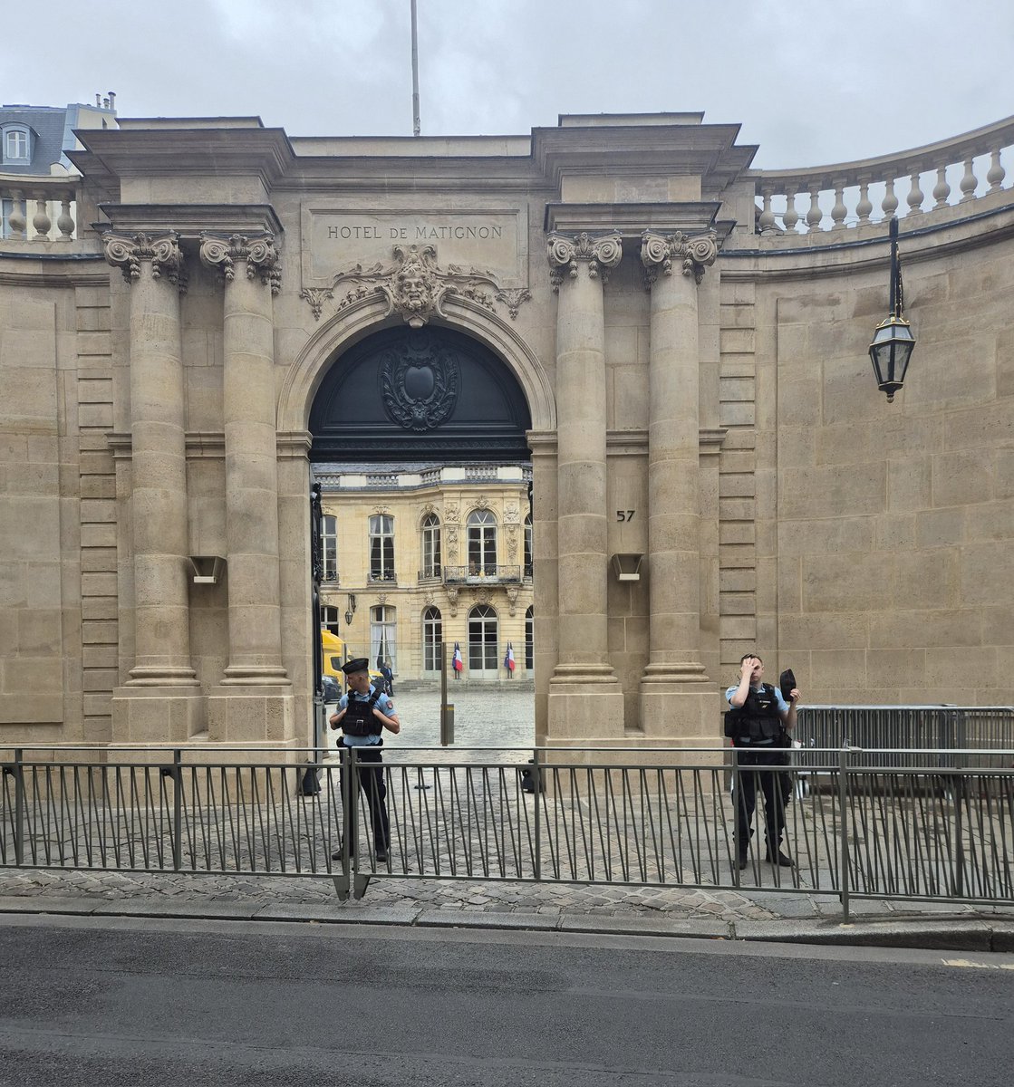 Je suis super fière d’avoir porté ce travail avec l’UDB sur la raison d’État et la vérité autour du #BugaledBreizh.
Aujourd’hui, on est reçus à Matignon. Mais la mobilisation ne s’arrêtera pas tant qu’on n’aura pas la vérité et tant que l’État continuera à se comporter en mafia !