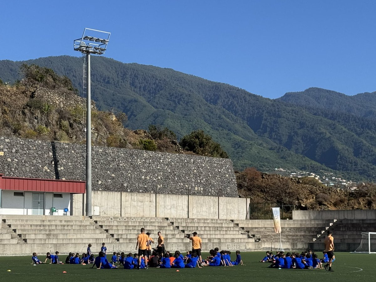 El Campus SUMA del <a href="/CDTOficial/">CD Tenerife 🏴󠁧󠁢󠁳󠁣󠁴󠁿</a> ya ilumina el Estadio Municipal de Breña Baja. 90 niños divirtiéndose, jugando, compartiendo y brillando. Bravo! ⚽️ ⚽️ ⚽️ ⚽️