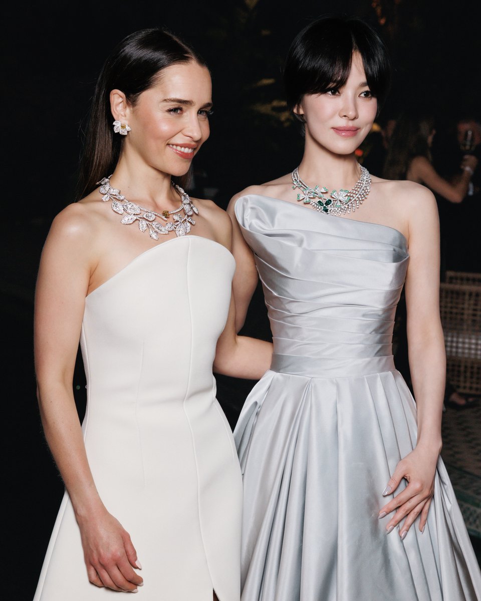 Chaumet's tweet image. Chaumet Brand Ambassador #SongHyeKyo and actress #EmiliaClarke graced Marbella to celebrate the new Jewels by Nature High Jewelry collection. An exquisite tribute to the freedom and beauty of nature.
#Chaumet #JewelsbyNature #ChaumetHighJewelry #CelebritiesinChaumet