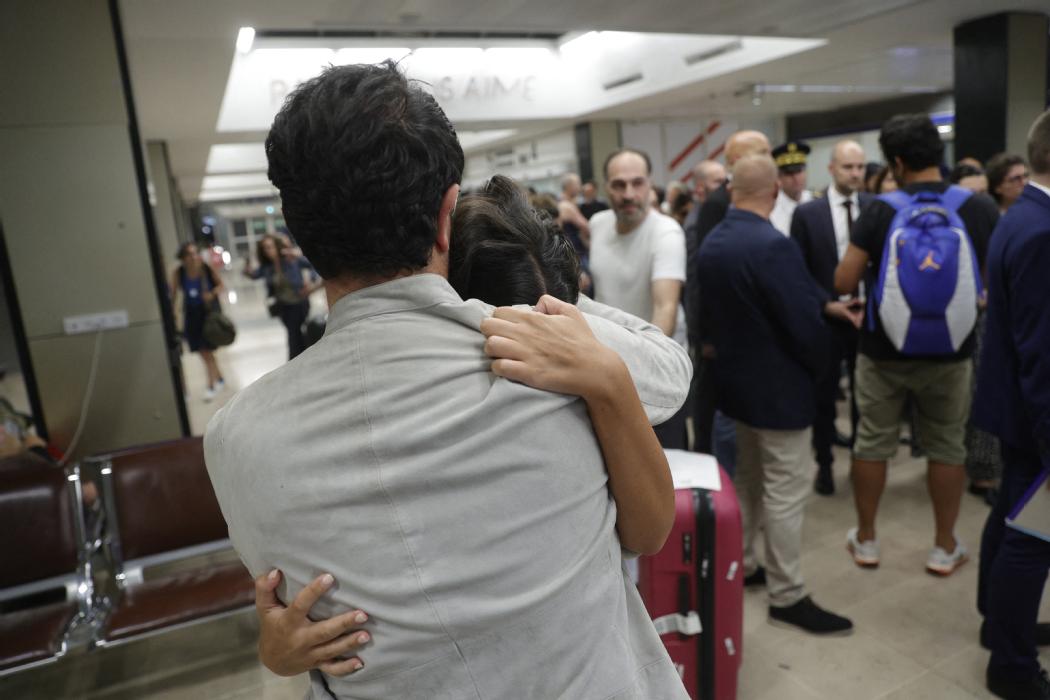 Guerre en Iran : la France évacue 160 ressortissants d'Israël avec des avions militaires, une décision prise à la suite du Conseil de défense à l'Elysée➡️ lamontagne.fr/paris-75000/ac…