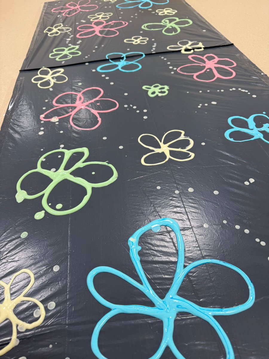 🎨👶 ¡Hoy tocó pintura con yogur comestible! Una actividad sensorial segura, divertida y llena de beneficios: estimula la creatividad, el tacto y la autonomía. ¡Aprenden jugando! 🌈✨ #AprenderJugando #EstimulaciónTemprana #PinturaConYogur #BebésCreativos #SomosVedruna