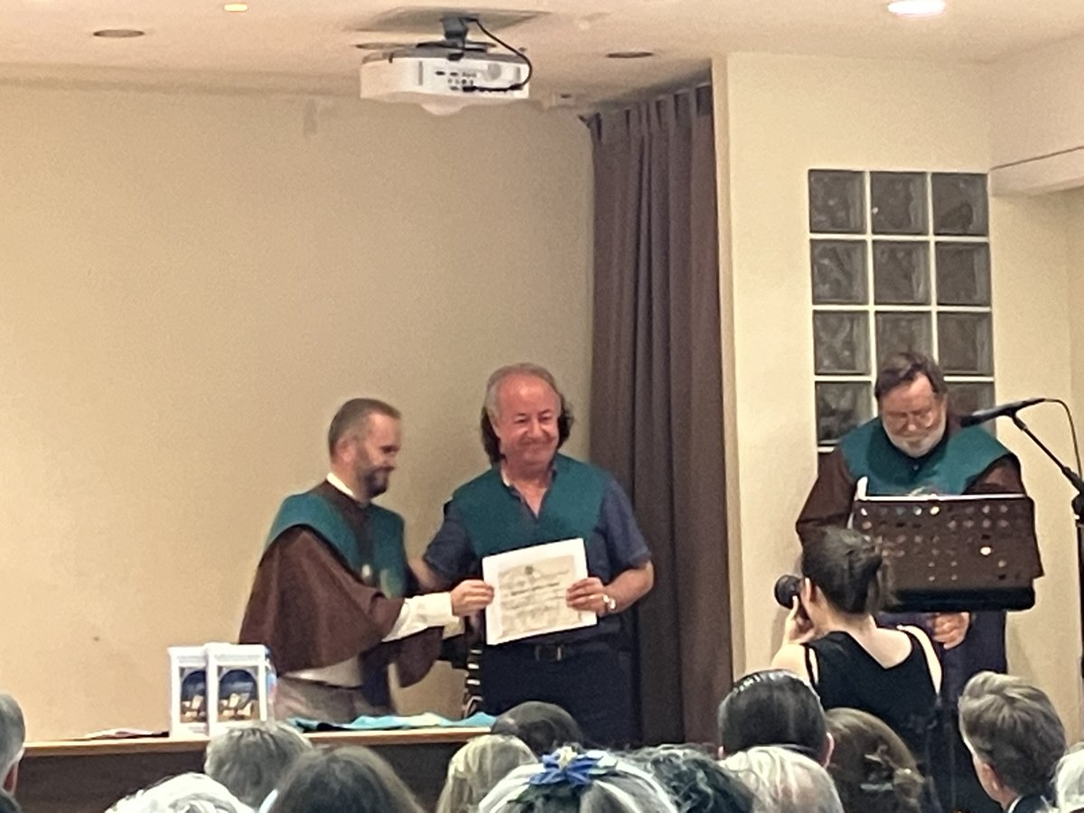 "Amigos de la Cultura Celta": agradable y sofocante rato con grandes investigadores ya miembros, como G. Ruiz Zapatero, y nuevos, como L. Olmo, J.C. Olivares, R. Liceras, G. Märtens o M. Contreras. También un gran divulgador, como <a href="/vgolaya/">Vicente Olaya</a> #ElPaís #Ibersaf #EdaddelHierro #celts