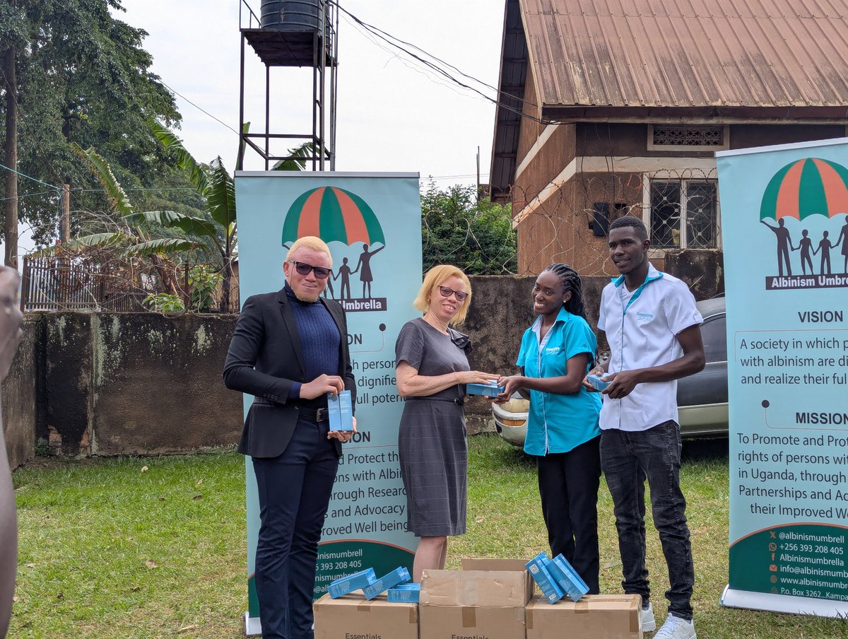 albinismumbrell's tweet image. Earlier today, we received a generous donation of sunscreen from @essentialsbydrk. This support goes a long way in protecting the health and dignity of persons with albinism.
Thank you for standing with us in the fight for better health and sun safety.
#AlbinismMatters…