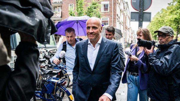 Michel1401's tweet photo. Frits van Eerd arriveert bij de rechtbank.
Ik ben benieuwd of er vandaag nieuwe dingen naar voren komen ...........
#Jumbo #FritsvanEerd #vaneerd https://t.co/d7iINwHyJI