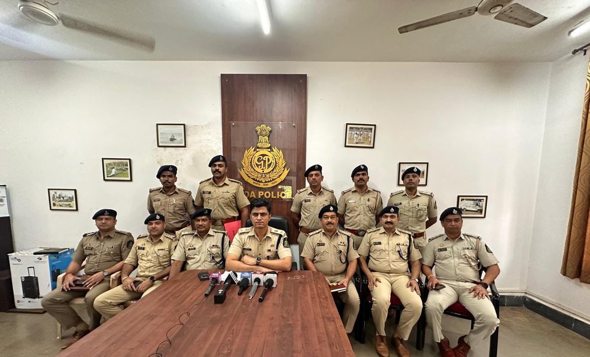 🚨 Big success for North Goa Police 🚨 

5 extortionists of a gang arrested over the weekend in two major cases by Porvorim &amp; Bicholim Police. Coordinated action by all entire North Goa police. 

Here is a team photo 👇🏻

#ZeroTolerance 👮‍♂️💪