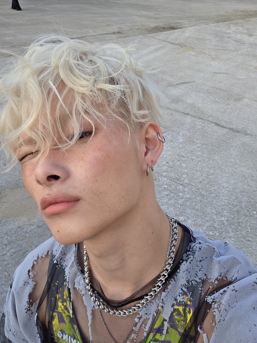 his best selca yet argue with a wall