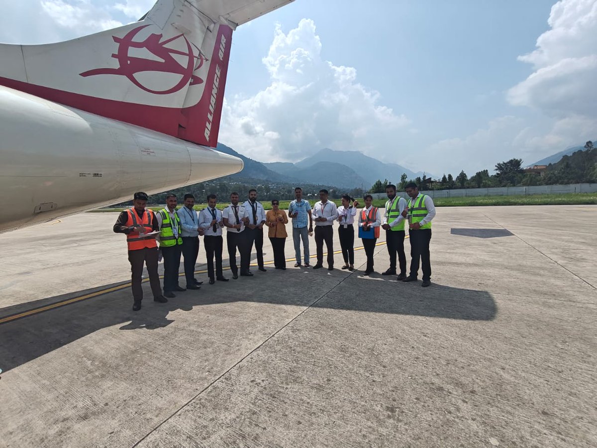 aaikmbairport's tweet photo. विश्व एक्लेयर चॉकलेट दिवस के अवसर पर कुल्लू-मनाली हवाई अड्डे पर पायलट्स, क्रू मेंबर्स और अन्य स्टेकहोल्डर्स को चॉकलेट वितरित कर इस दिन को मीठे अंदाज़ में मनाया गया।
एक छोटी सी चॉकलेट, ढेर सारी मुस्कानें! 😊
#WorldEclairDay #AAIKulluManali #ChocolateDelight #AviationCelebrations https://t.co/OS4gJykA4c