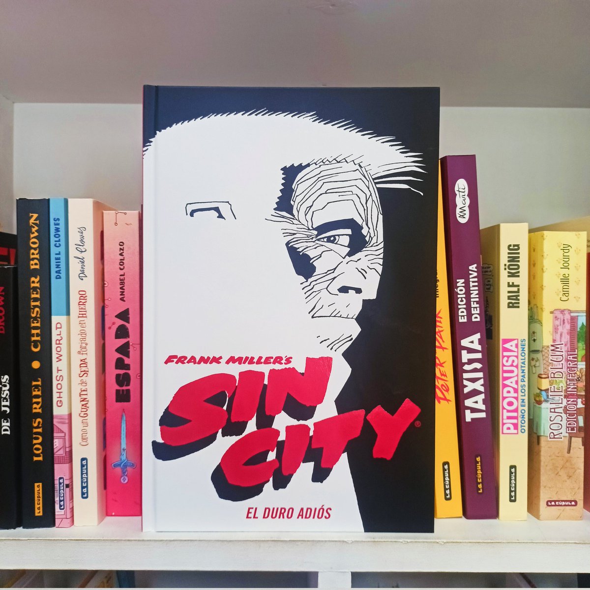 Sindicomic's tweet photo. A pasada semana chegou chea de novidades da man de @norma_editorial !! Nova edición do inmortal Sin City, tomo 9 de Monstress, un novo Blake y Mortiner, o segundo libro de Cómo pensar cuando dibujas.

Imos ter un verán ocupado! https://t.co/a9OWQqvQVj