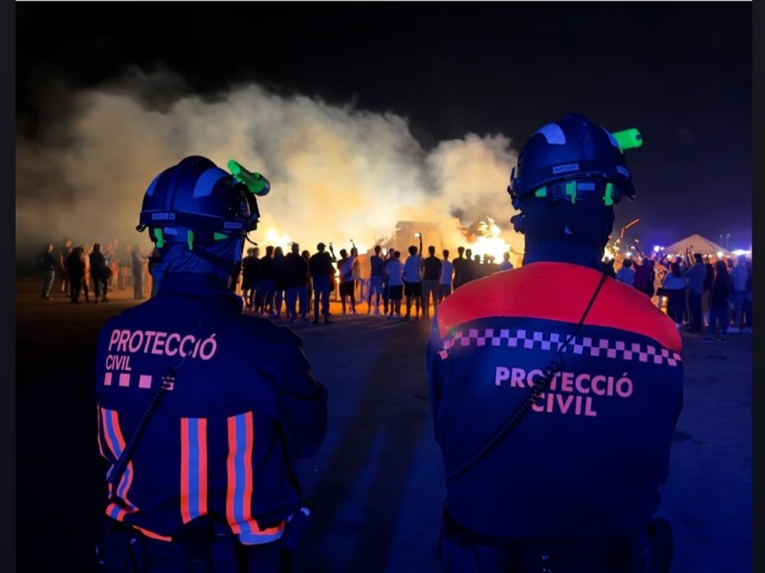 Coordinadora AVPC-Catalunya (@coordinadora_av) on Twitter photo Gràcies als voluntaris i voluntàries de #ProteccióCivil per la vostra dedicació, esforç i compromís durant la Revetlla de Sant Joan.
Sou peça clau per garantir una festa segura arreu del país 👏👏
<a href="/emergenciescat/">Protecció civil</a>
<a href="/nuriaparlon/">Parlon #apeudecarrer #interioriseguretatpública</a> Gràcies als voluntaris i voluntàries de #ProteccióCivil per la vostra dedicació, esforç i compromís durant la Revetlla de Sant Joan.
Sou peça clau per garantir una festa segura arreu del país 👏👏
<a href="/emergenciescat/">Protecció civil</a>
<a href="/nuriaparlon/">Parlon #apeudecarrer #interioriseguretatpública</a>