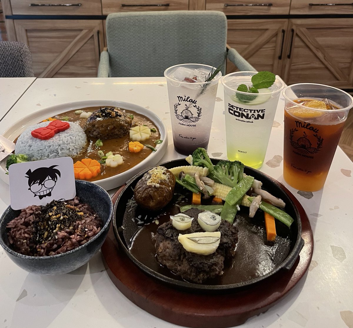 dangobii's tweet photo. Tadi ke @MILOUFARMHOUSE yang di Ciranjang karena lagi collab sama Detective Conan!! NGL ini rasa makanannya sangat improve dari collab sebelumnya. Big applause👏 
Disini vibesnya lebih mature tapi tetep dengan tema Conan! Videonya nyusul~ https://t.co/4VTvaqqtdl