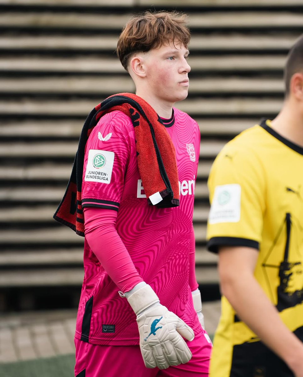 Oleksandr Petrenko, who was loaned from Bayer Leverkusen's U19 to Viktoria Köln in the second half of last season, is currently on trial with Werder Bremen's U19. The 18-year-old goalkeeper can hope for a permanent move - a decision will be made soon.

[<a href="/real_gaus/">Marius Winkelmann</a>, <a href="/DeichStube/">DeichStube</a>]