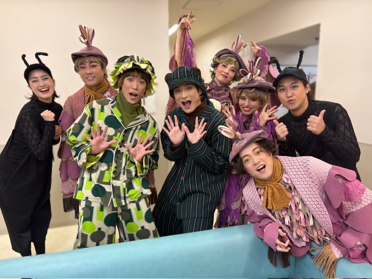 kazuya_kamikawa's tweet photo. 『FROG and TOAD』
無事、大千秋楽を迎える事ができました。

たくさん笑った日々。
1年、1ヶ月、1週間、1日。
時間の大切さをこの作品を通して学ぶことができました。

またお手紙届けたいな。
夢の中でまた会える日を楽しみにしています。

心からの愛と感謝を込めて。

#がまくんとかえるくん https://t.co/OUiEWm9vSN