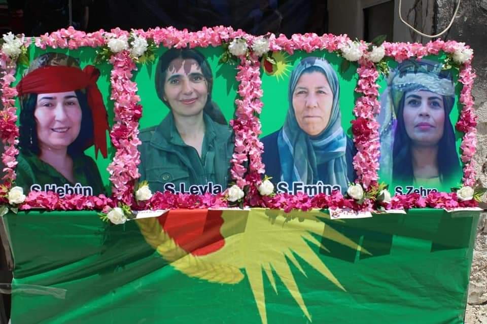 Kobani Kürt Kadınları Katliamı'nın üzerinden 5 yıl geçti

🔴23 Haziran 2020 tarihinde Rojava’nın Kobani kenti Helinç köyünde dört Kürt kadını Türkiye’nin düzenlediği SİHA saldırısında hayatlarını kaybetmişti.

Terör örgütü IŞİD’le mücadelede ağır yıkım yaşayan Kobani ve