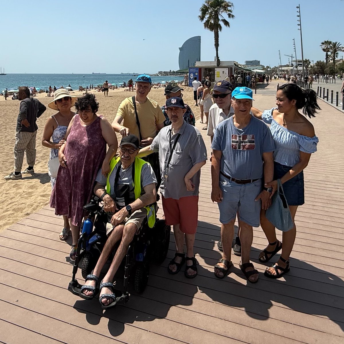 Aspanias's tweet photo. Ahir, els i les usuàries de la Llar  III van gaudir d’un passeig per la Barceloneta i un gelat vora el mar. 🌊🍦

Una activitat relaxant i enriquidora que afavoreix la vitalitat i el benestar emocional. 🌞

#FundacióAspanias #VidaPlena #Inclusió #SalutEmocional https://t.co/3aUxcFAAl5