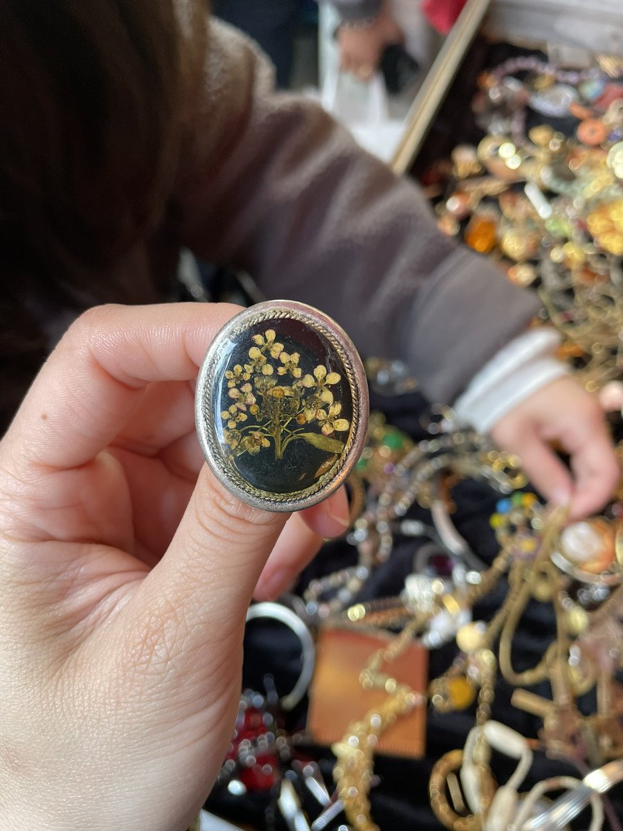 Miettes du mois 친구들이랑 행아웃하고 돌고래소녀랑 벤치에 앉아서 빵을 먹으면서 그림을 그리며 하루를 마쳤던 그 날