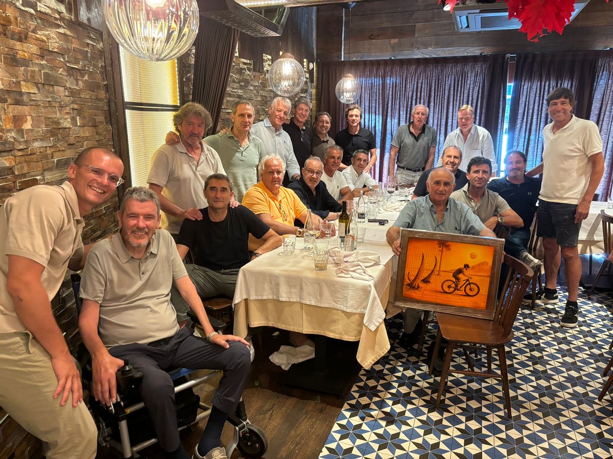 No puedo describir con palabras todas las emociones que he sentido y que he vivido en esta comida tan especial dedicada a nuestro amigo Juan Carlos Unzué.
Lo primero de todo decirle que le quiero y que le admiro. Y vosotros amigos, muy feliz de volver a veros.