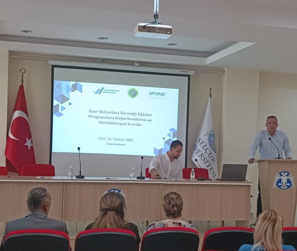 18 Haziran 2025’de, Selçuk Üni. Spor Bil. Fakültesi’nde, SPORAK Başkanı Prof. Dr. Serkan İbiş ve SPORAK yönetim kurulu üyesi Prof. Dr. Zait Burak Aktuğ’un katılımlarıyla “Akreditasyon Bilgilendirme Toplantısı” gerçekleştirilmiştir.