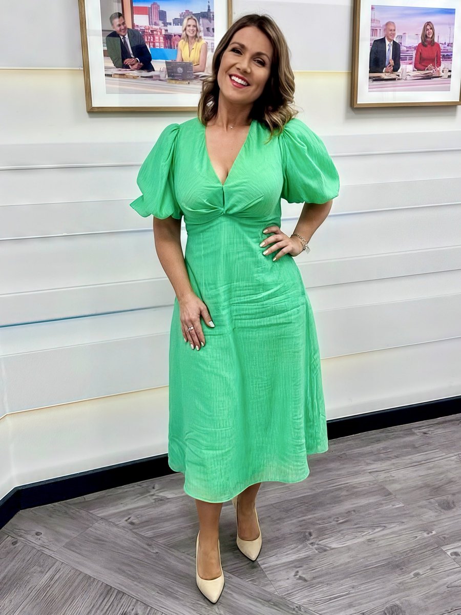 susanna reid green dress Susanna Reid 🤗 just sensational wearing a 🍏 minty-fresh apple-green dress  👌 #SusannaReid #GMB #Pose1