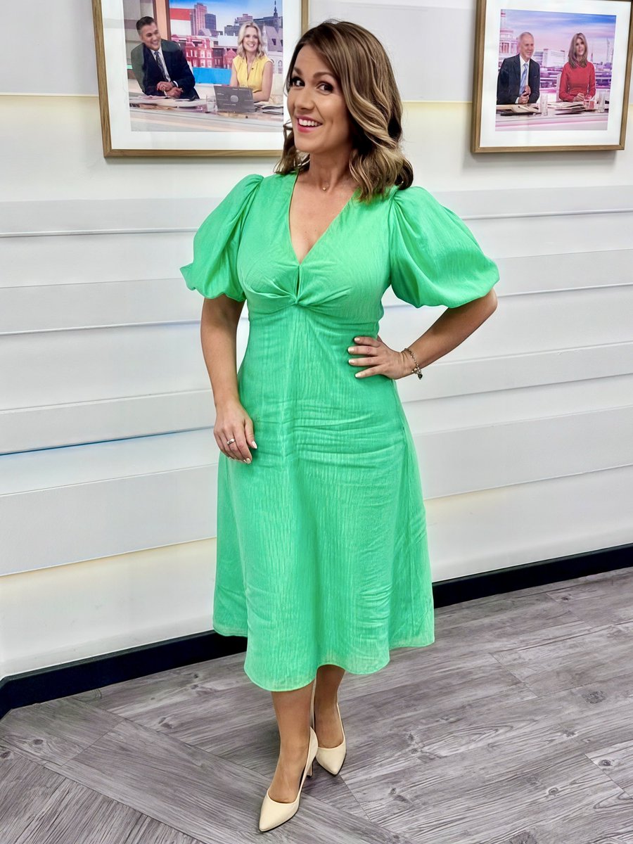 Susanna Reid  Sensational wearing a  minty-fresh apple-green dress  # SusannaReid #GMB #Pose2