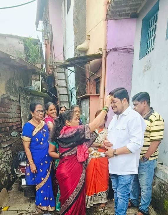 TukaramKate's tweet image. माझ्या सातत्यपूर्ण पाठपुराव्यामुळे आज अखेर महानगर पालिका चाळ क्रमांक १२ आणि खारदेव नगर पोलीस चौकी येथे लादीकरण आणि गटारीकरणाच्या कामाचा शुभारंभ करण्यात आला.

#tukaramkate #ChemburDevelopment #InfrastructureUpgrade #PublicWelfare #ChemburProgress #DrainageWork #CleanAndSafe