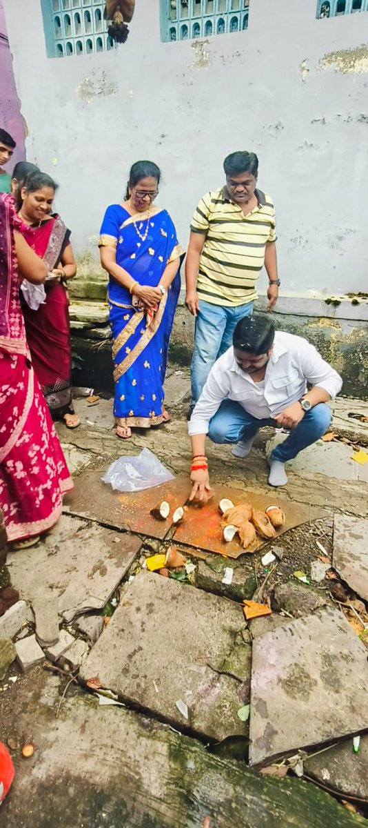 TukaramKate's tweet image. माझ्या सातत्यपूर्ण पाठपुराव्यामुळे आज अखेर महानगर पालिका चाळ क्रमांक १२ आणि खारदेव नगर पोलीस चौकी येथे लादीकरण आणि गटारीकरणाच्या कामाचा शुभारंभ करण्यात आला.

#tukaramkate #ChemburDevelopment #InfrastructureUpgrade #PublicWelfare #ChemburProgress #DrainageWork #CleanAndSafe