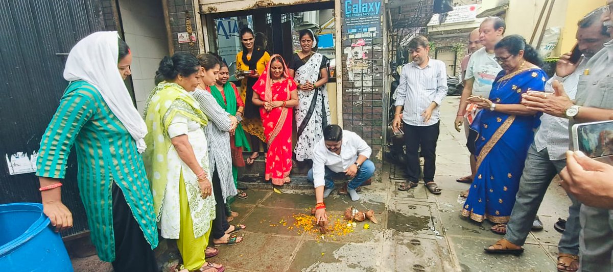 TukaramKate's tweet image. माझ्या सातत्यपूर्ण पाठपुराव्यामुळे आज अखेर महानगर पालिका चाळ क्रमांक १२ आणि खारदेव नगर पोलीस चौकी येथे लादीकरण आणि गटारीकरणाच्या कामाचा शुभारंभ करण्यात आला.

#tukaramkate #ChemburDevelopment #InfrastructureUpgrade #PublicWelfare #ChemburProgress #DrainageWork #CleanAndSafe