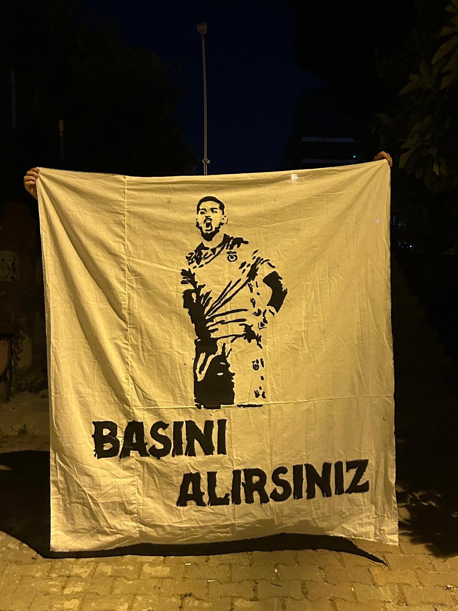 Trabzonspor taraftarı, Uğurcan Çakır'ın Fenerbahçe ve Galatasaray'a transfer olacağı haberlerine karşılık bir pankart açtı.