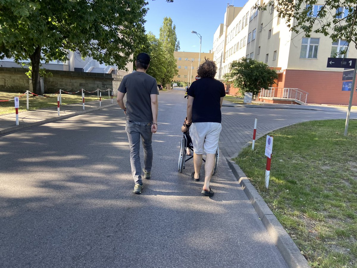 Tata. Dziś walczy o życie, właśnie ma poważną operację, wczoraj byliśmy z nim na spacerze z bratem na Szaserów, teraz ma operację, proszę o 🙏🏼 Tak sobie myślę, że w pewnym wieku, jedyne co masz to dzieci, chodząc po tych szpitalnych salach w godzinach odwiedzin najbardziej