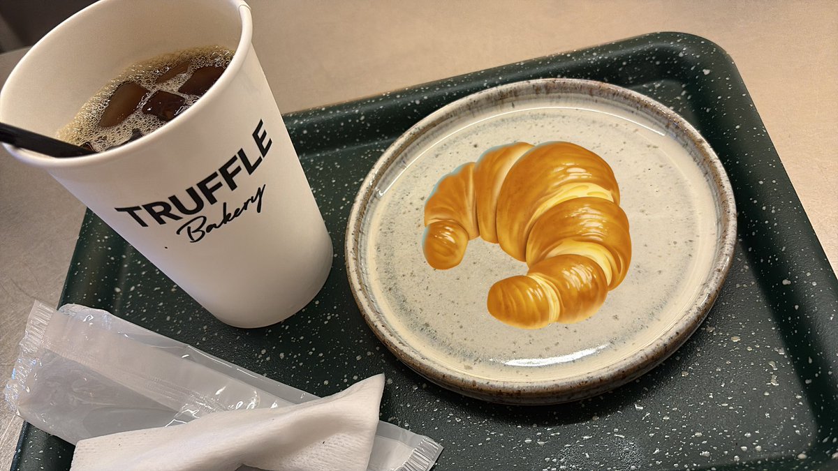 天神地下街のトリュフ塩パンめちゃくちゃ美味しかった！！！今までで一番美味しい塩パンや…感動。食べる前に写真撮ってなかったからパンはスタンプで🫶