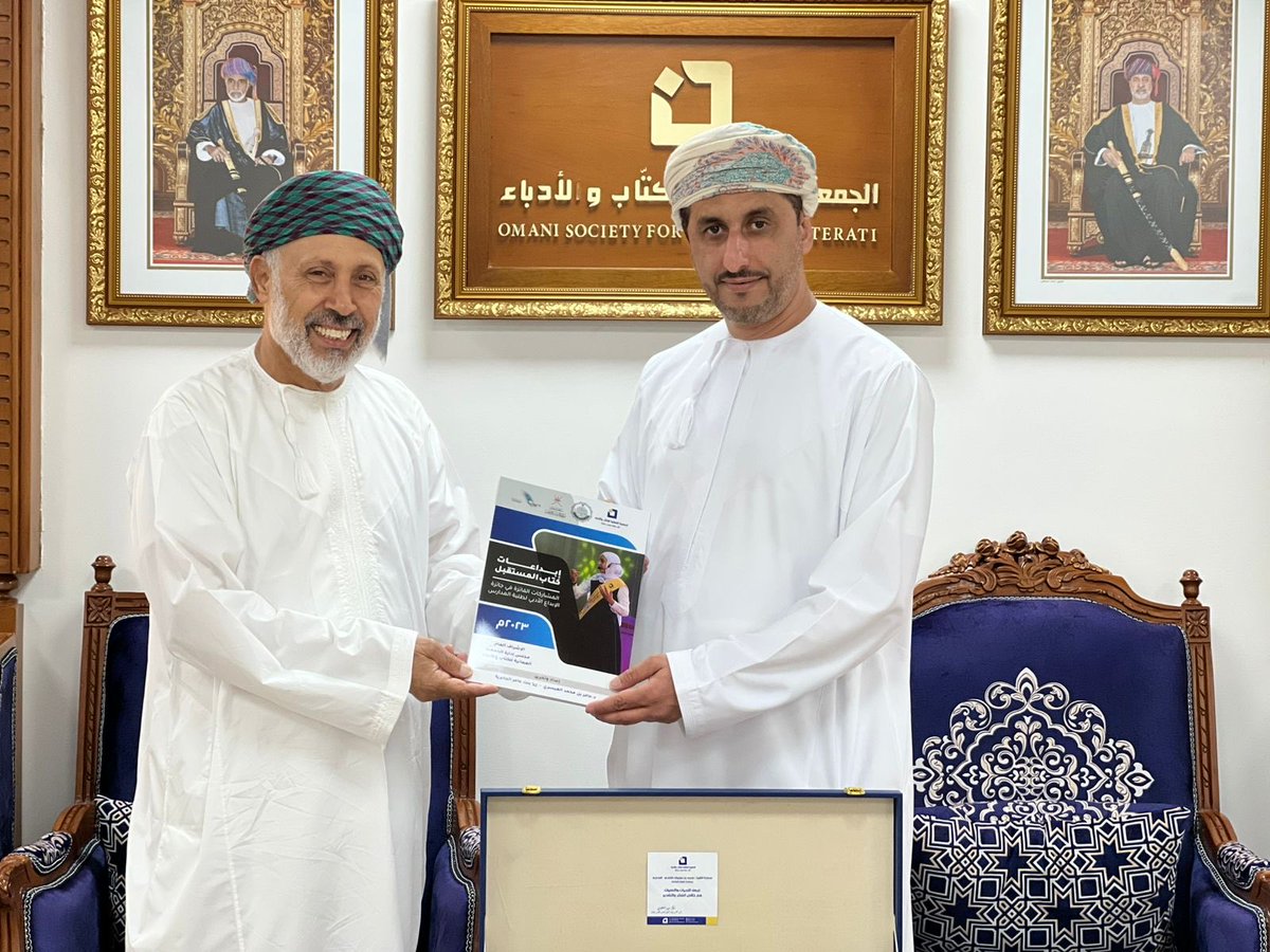 تفضل صباح اليوم سعادة الشيخ محمد بن سليمان الكندي محافظ شمال الباطنة بزيارة الجمعية العمانية للكتاب والأدباء واطلع على أدوارها الثقافية ومثمنا ما تقوم به في تعزيز الحراك الثقافي وخدمة الأدباء والكتاب والنشر والعناية بكتاب المستقبل والشراكة مع المؤسسات الثقافية فله جزيل الشكر.