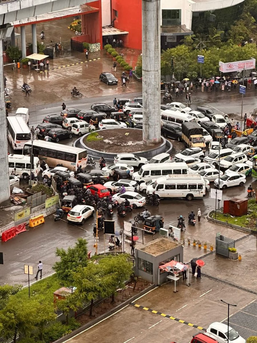 twitswaps's tweet photo. या रिंगण सोहळ्याकडे पण लक्ष द्या! हिंजवडी , पुणे  @CMOMaharashtra @supriya_sule @AjitPawarSpeaks @mohol_murlidhar @HinjeIndsAssoc https://t.co/xrKBFlvt3Q