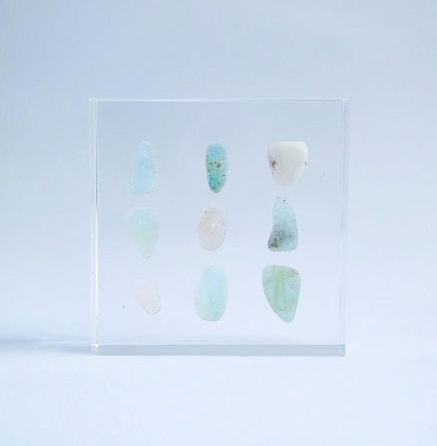 ● now on sale

標本プレート　さざれ石 

クリアな板にさざれ石を閉じ込めて鑑賞する標本プレート。パステル風味のかわいらしい石たちがアソートされています。 

83s.shop/items/66fcad18…