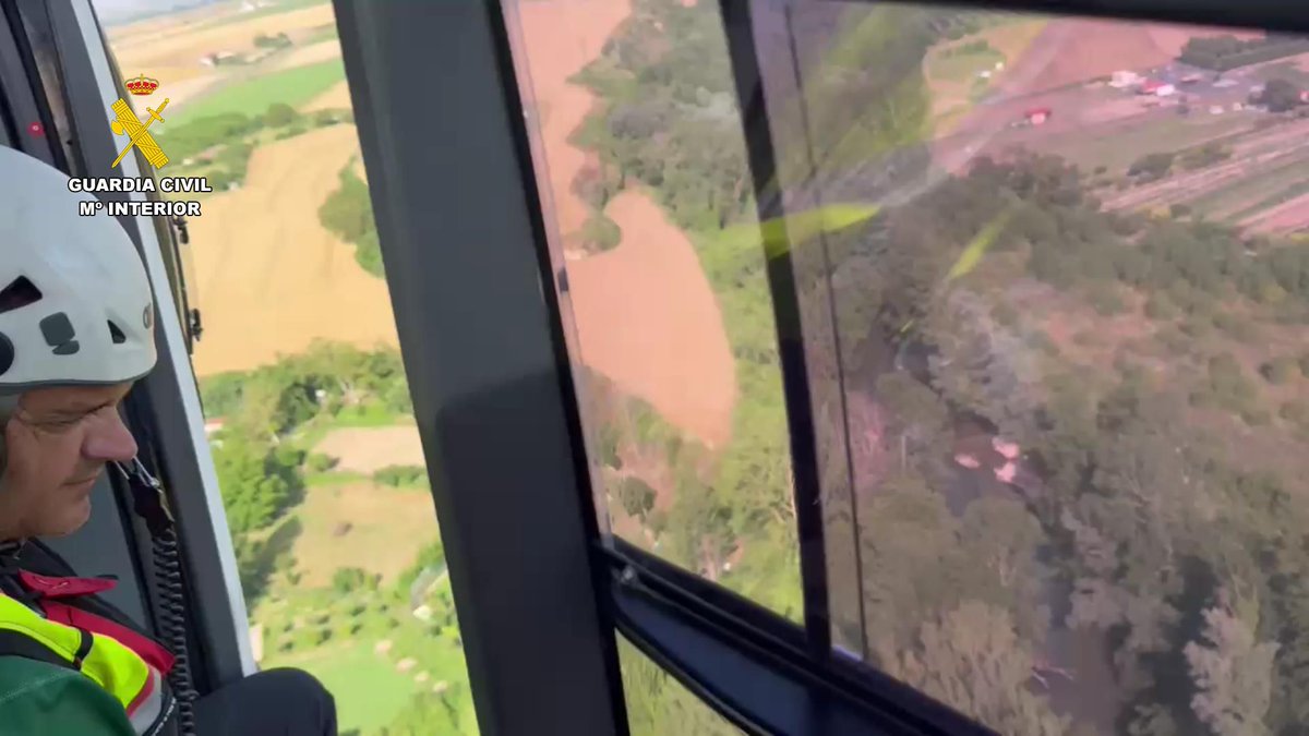 guardiacivil's tweet image. 🚨 Continúa la búsqueda de la joven desaparecida en Haro (La Rioja).

Diversas unidades de la Guardia Civil participan en el dispositivo: patrullas, #GEAS, #GREIM, helicóptero, drones del equipo Pegaso y perros especializados.
Se rastrean las zonas que frecuentaba y el entorno