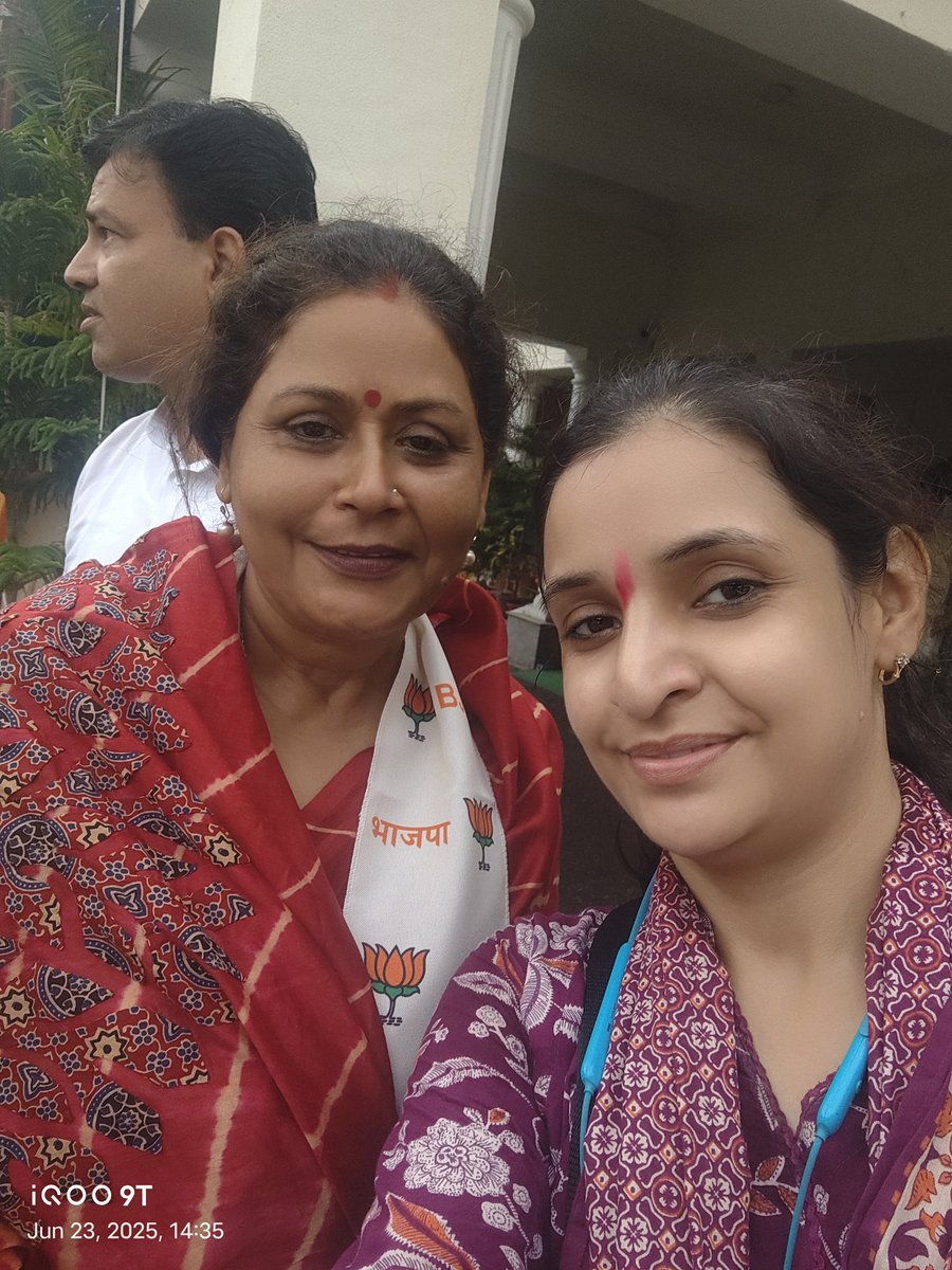 महिला आयोग की पूर्व अध्यक्ष सुमन शर्मा जी से मुलाकात करी और उनसे भी पूरी बात करके कहा कि हमारे वेतन की और कैडर की विसंगति की समस्या को आगे पहुंचाएं और मैडम का भी बहुत आभार उन्होंने भी पूर्ण सहमति जताई है और आश्वासन दिया है 🙏🏻