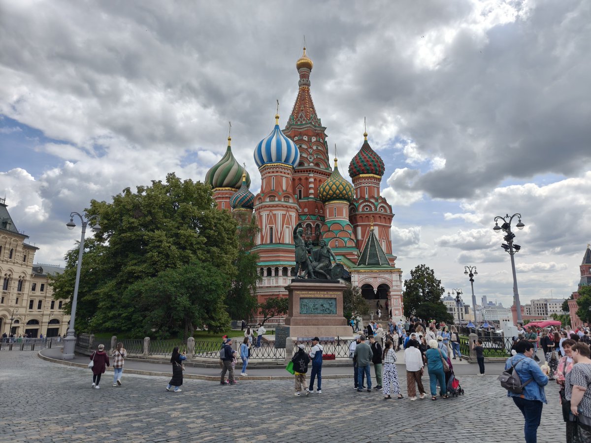 seeingmole's tweet image. Red square, #Moscow. There's 80 years anniversary end of world war 2. Security is high and lots of people
There appears to be gpg jamming going on. My map location keeps changing around.